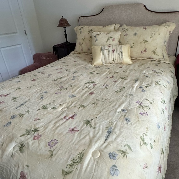 Croscill queen size bedding set - Picture 4 of 4